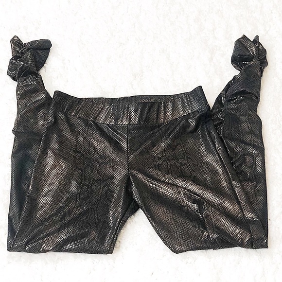 🆕 Candie’s metallic snakeskin leggings black gold - Picture 2 of 9